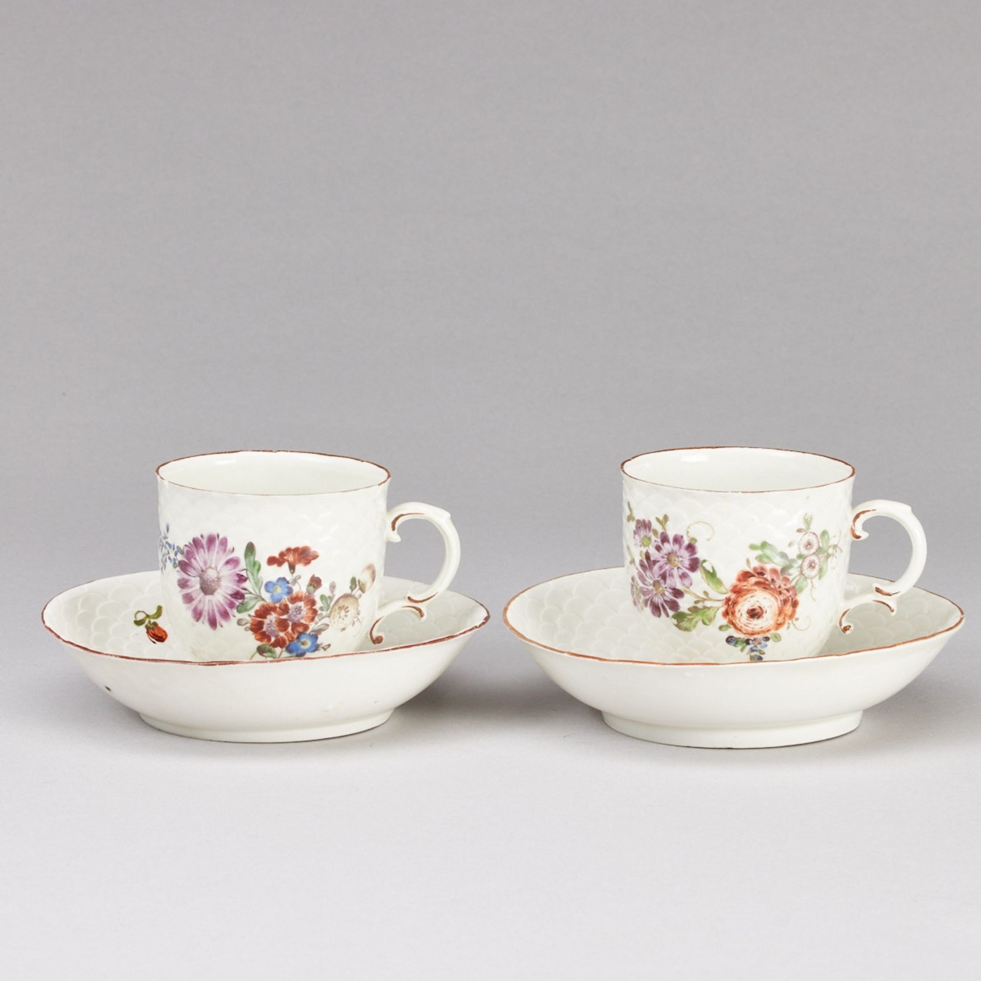 2 hohe Tassen und 2 Untertassen - Schuppenrelief: Streublumen. Ludwigsburg, um 1775.