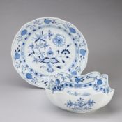 1 quadratische Schale und 1 runde Schale- Zwiebelmuster. Meissen 1888-1924 und 1935 - vor 1974.