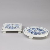 1 runder und 1 quadratischer Kannenuntersetzer - Zwiebelmuster. Meissen 1935-1947.