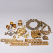 Konvolut Bronze u. Messing Applikationen u. Zierstücke
