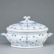 Ovale Deckelterrine mit Muschelgriffen - Gebrochener Stab: Strohblume. Wohl Friedrich Christian Grei