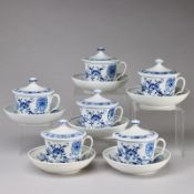 6 Deckeltassen mit Untertassen - Zwiebelmuster. Meissen 1956-1965 u.a.