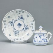 Untertasse und Deckeltasse - Gebrochener Stab: Strohblume. Friedrich Christian Greiner & Söhne, Raue