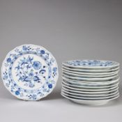 14 Speiseteller - Zwiebelmuster. Meissen 1888-1980.