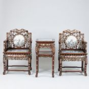 Paar chinesische Beamtenstühle und 1 Teetisch