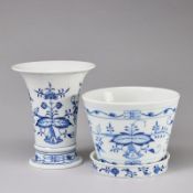 1 Übertopf mit Untersetzer und 1 Bechervase - Zwiebelmuster. Meissen 1962-1980.