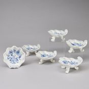 6 Muschelschälchen auf Volutenfüßen - Zwiebelmuster. Meissen 1952.