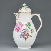 Kaffeekanne - unterschiedliche Blumenbuketts. KPM Berlin um 1780.