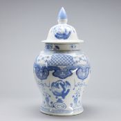Deckelvase mit Drachenmotiv, China