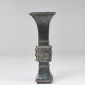 Gu Vase mit Taotie Reliefdekor