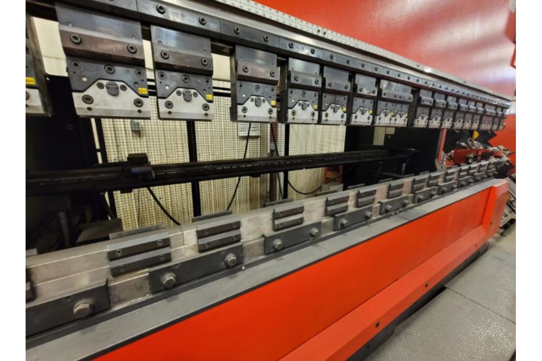 2011 Amada HDS 2204NT, 243 Ton x 14' Hydraulic Press Brake w/ Astro 165W NT Robotic Bending System - Image 10 of 18