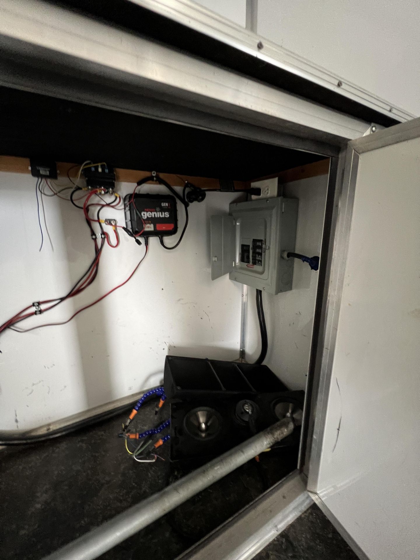2005 28' Race Trailer, Has An Internal Gas Generator - Image 27 of 34