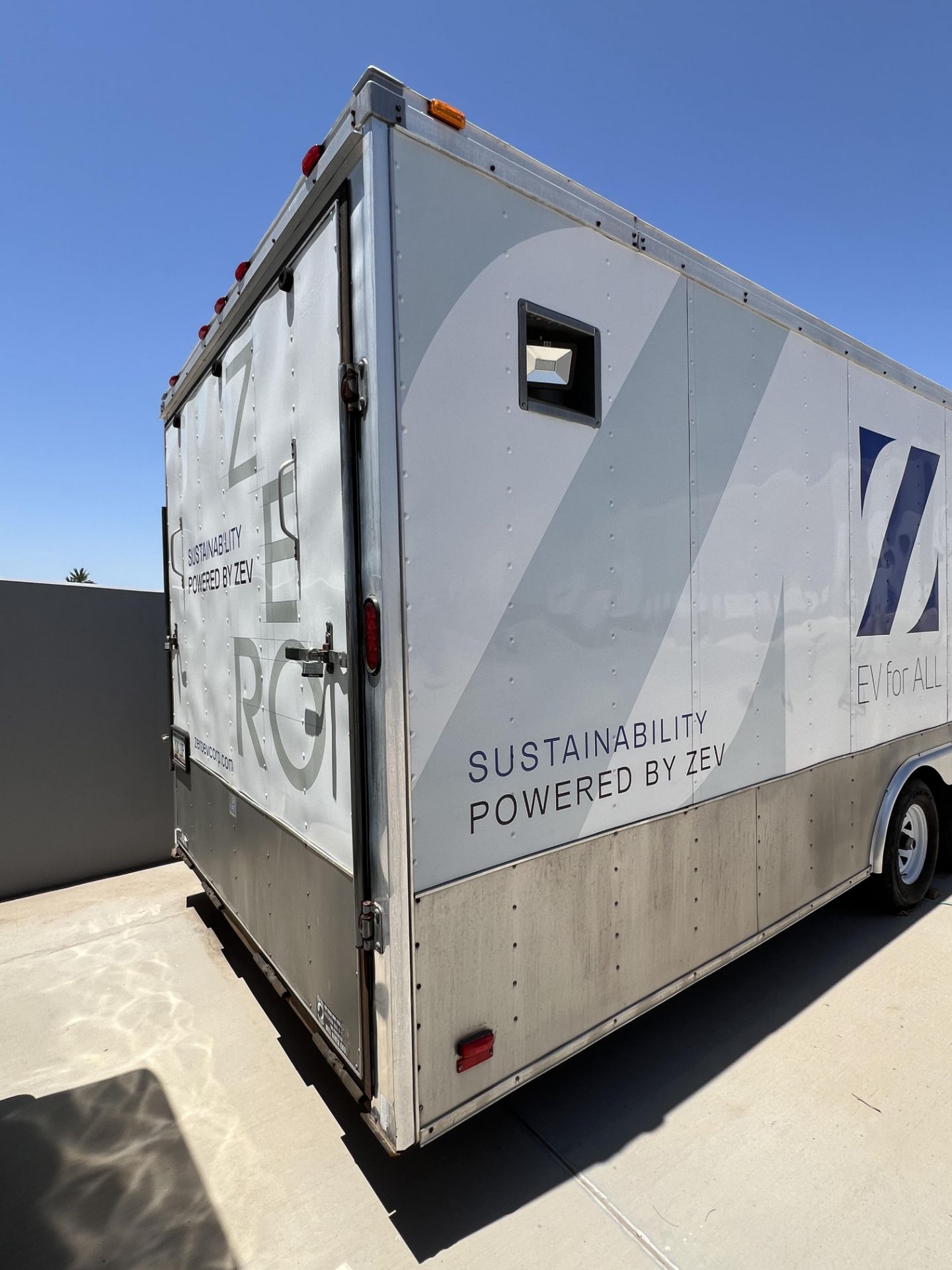 2005 28' Race Trailer, Has An Internal Gas Generator - Image 11 of 34