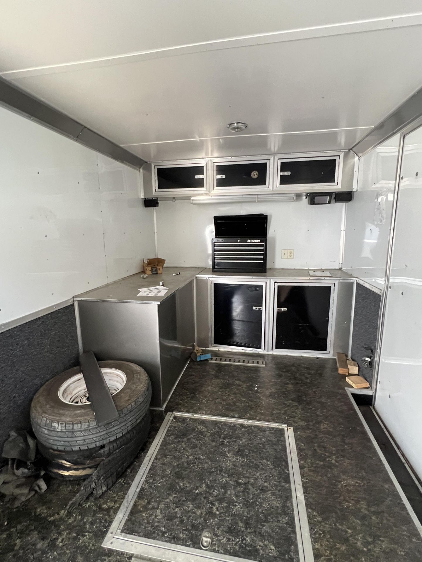 2005 28' Race Trailer, Has An Internal Gas Generator - Image 16 of 34