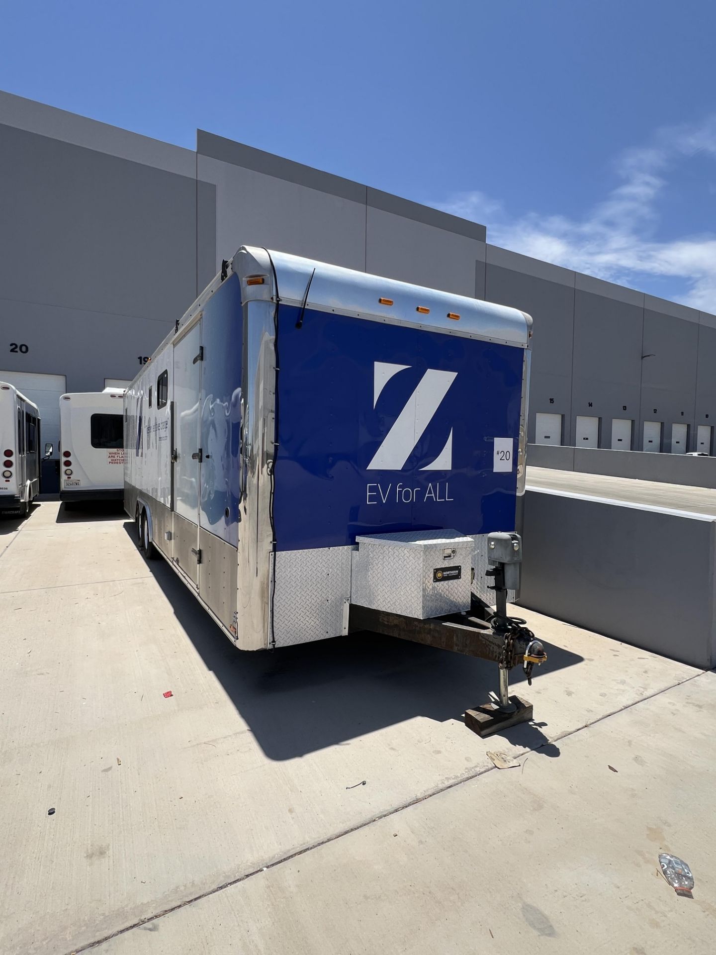 2005 28' Race Trailer, Has An Internal Gas Generator - Image 2 of 34