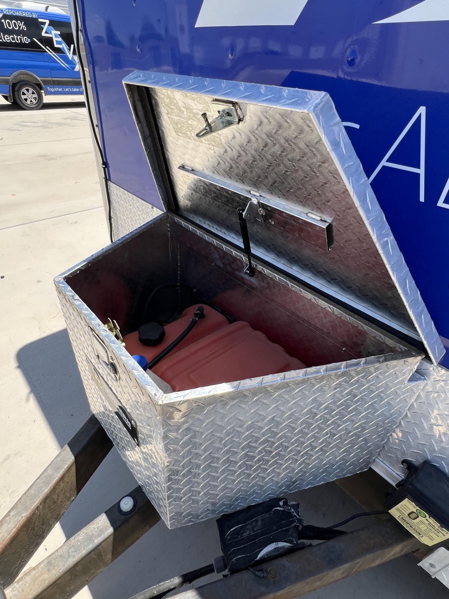 2005 28' Race Trailer, Has An Internal Gas Generator - Image 32 of 34