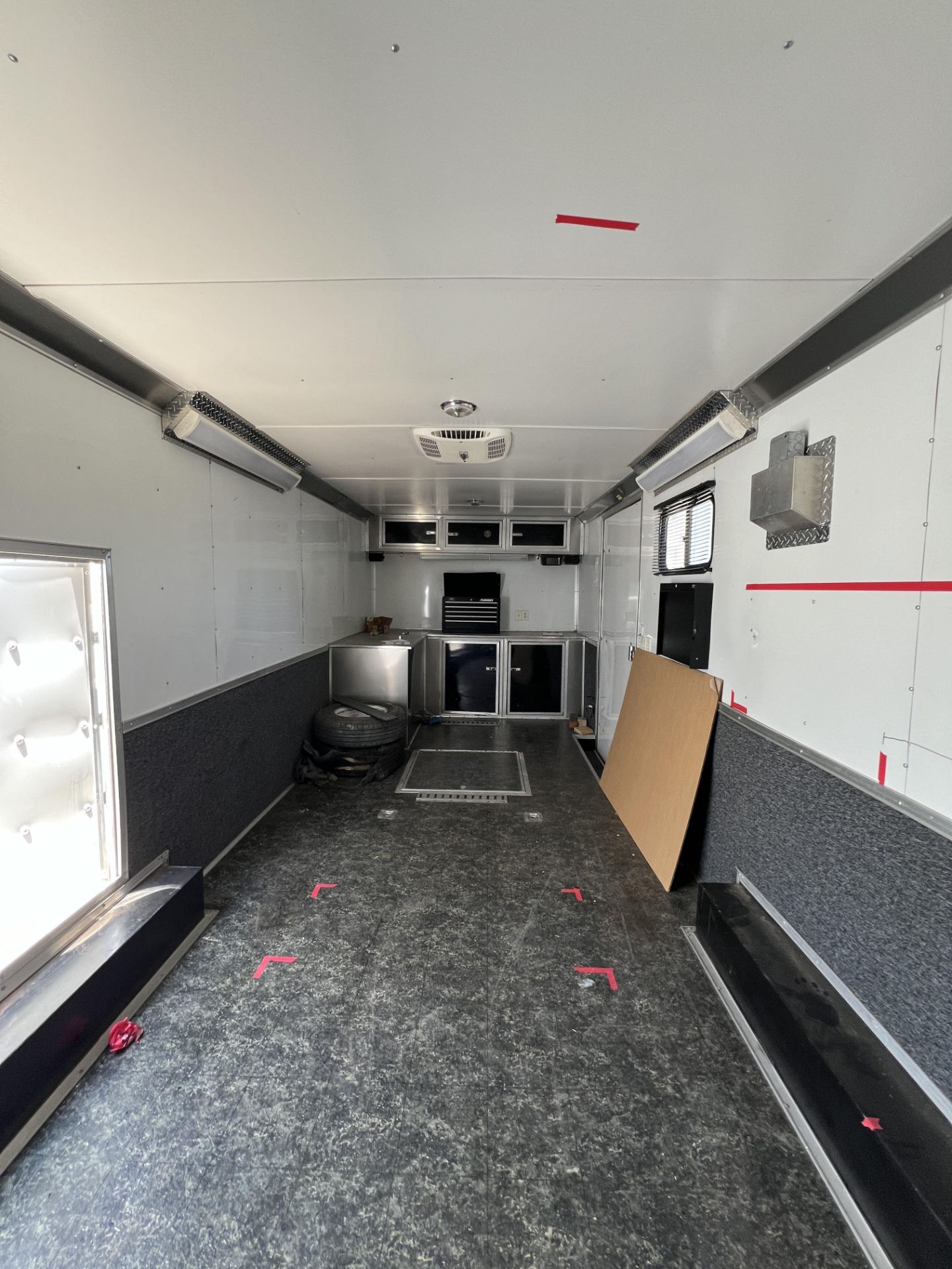 2005 28' Race Trailer, Has An Internal Gas Generator - Image 25 of 34