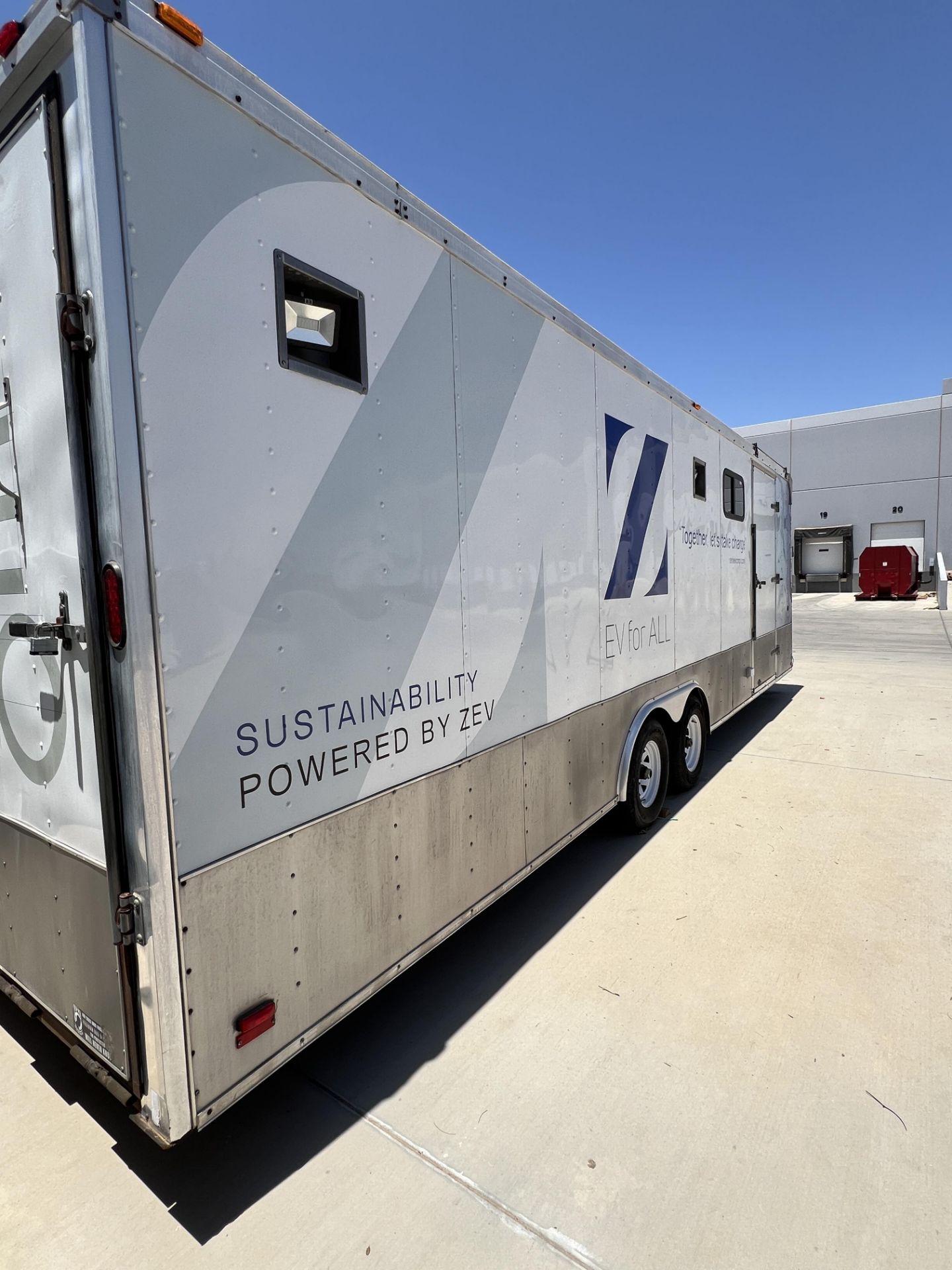 2005 28' Race Trailer, Has An Internal Gas Generator - Image 12 of 34