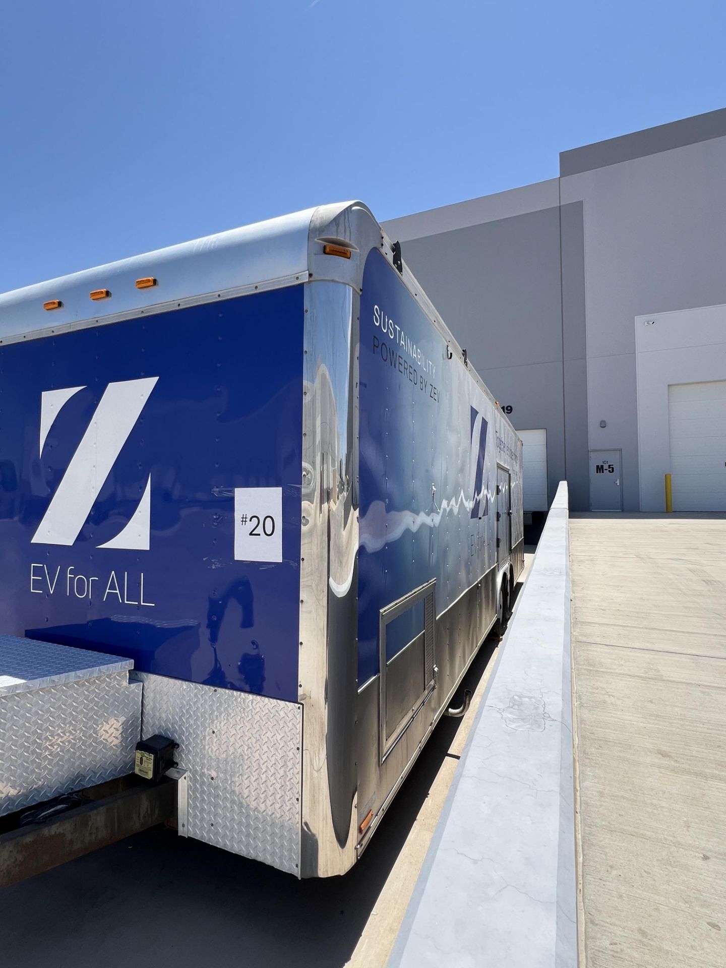 2005 28' Race Trailer, Has An Internal Gas Generator - Image 6 of 34