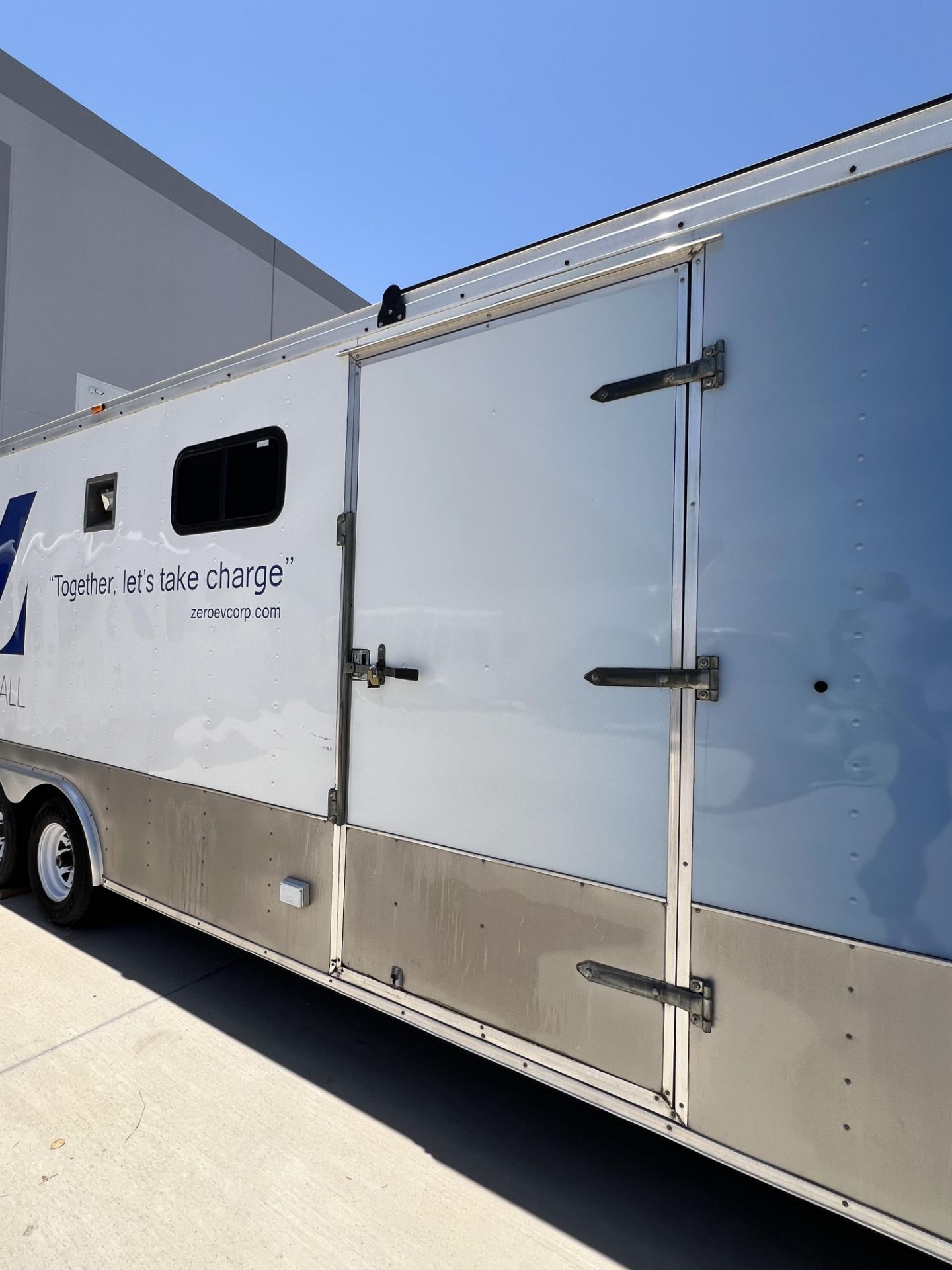 2005 28' Race Trailer, Has An Internal Gas Generator - Image 7 of 34