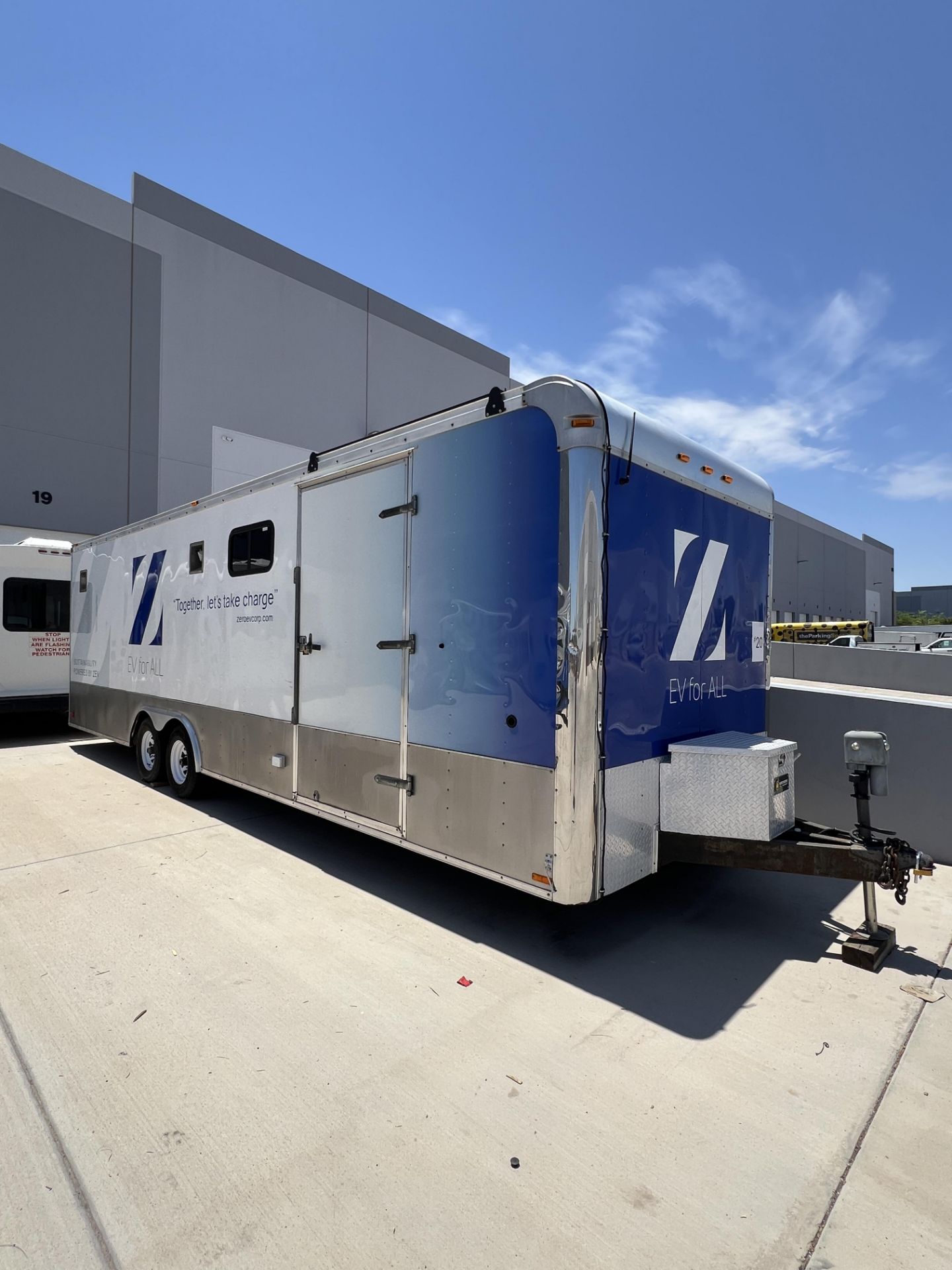2005 28' Race Trailer, Has An Internal Gas Generator - Image 3 of 34