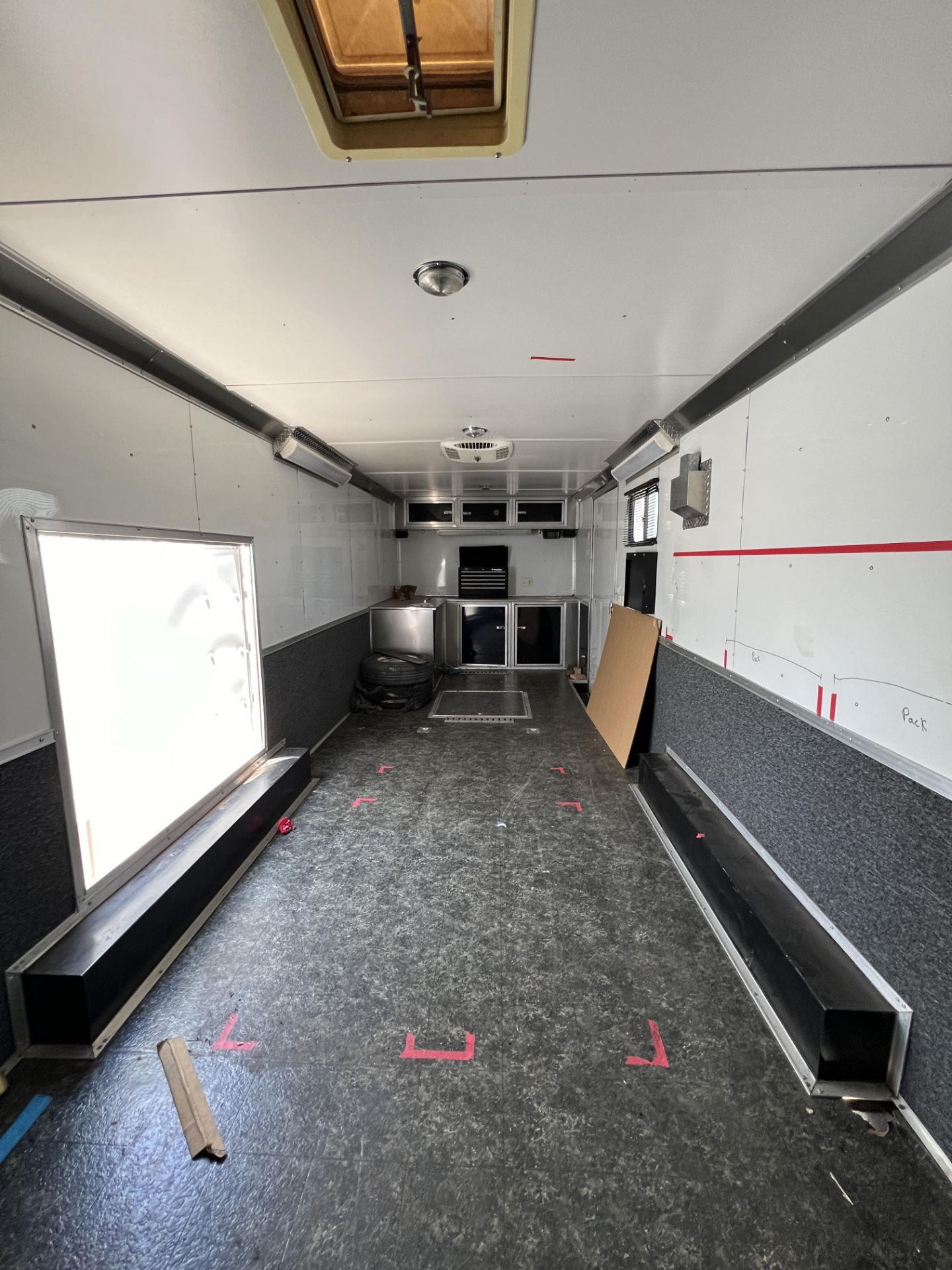 2005 28' Race Trailer, Has An Internal Gas Generator - Image 15 of 34