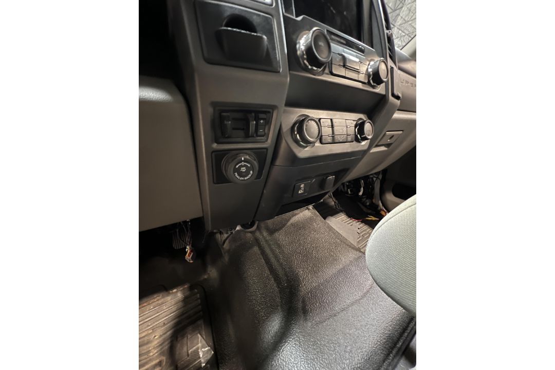 2020 Ford F-250 4 Door EV, Needs 12 Volt Battery (Condition Unkown Could Not Test Drive) Missing - Image 33 of 44
