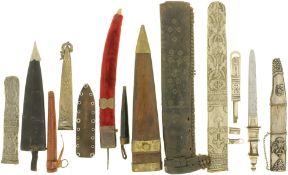 Konvolut von 12 Scheiden zu Messer/Dolche