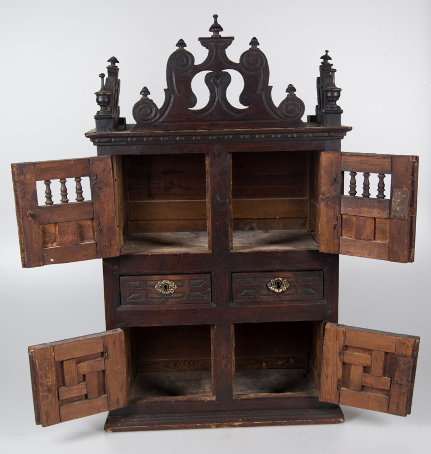 An spanish carved cedar and pine wooden cupboard with bronze fittings. 18th century. - Bild 3 aus 4