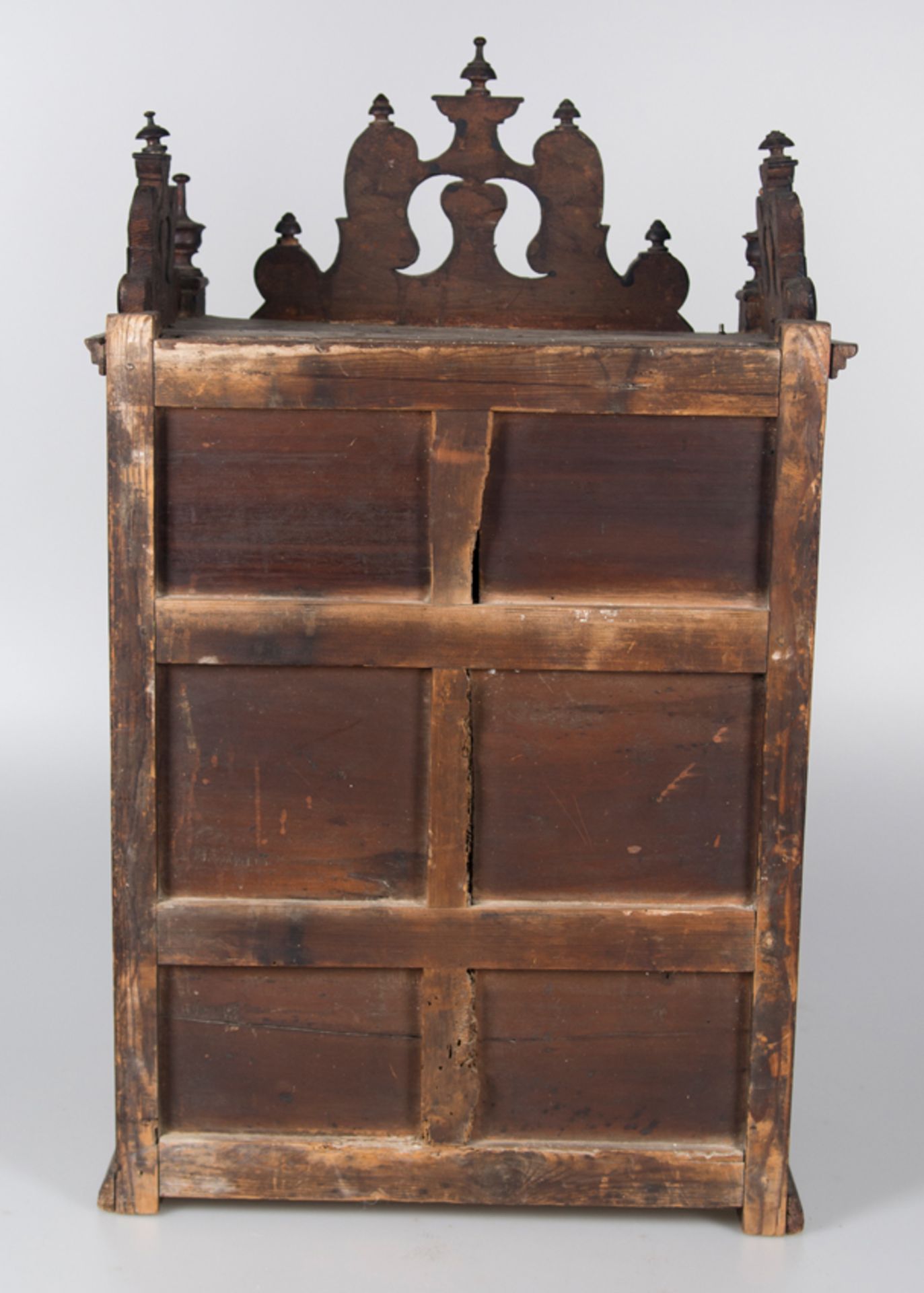 An spanish carved cedar and pine wooden cupboard with bronze fittings. 18th century. - Bild 4 aus 4