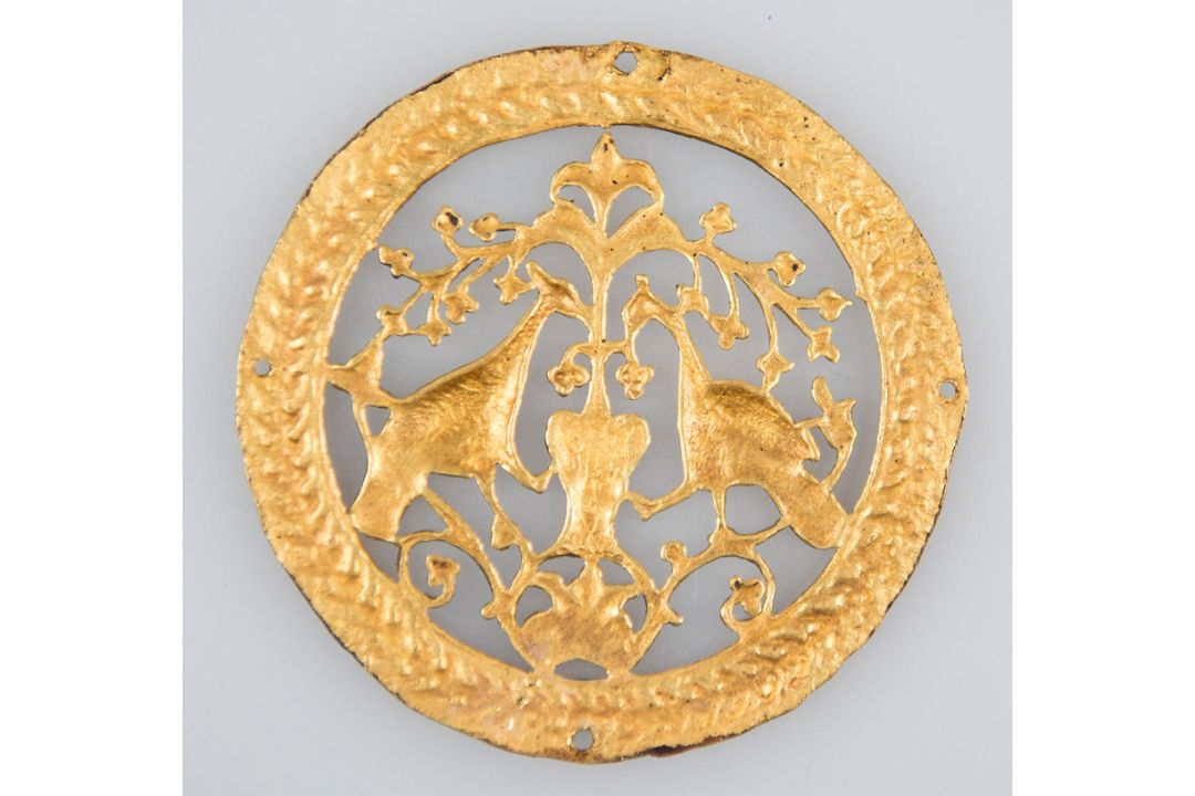Four medallions in openwork gold and enamel. Possibly Byzantium. 10th - 15th centuries. - Bild 14 aus 17