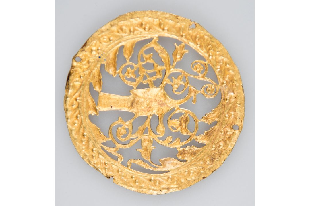 Four medallions in openwork gold and enamel. Possibly Byzantium. 10th - 15th centuries. - Bild 15 aus 17
