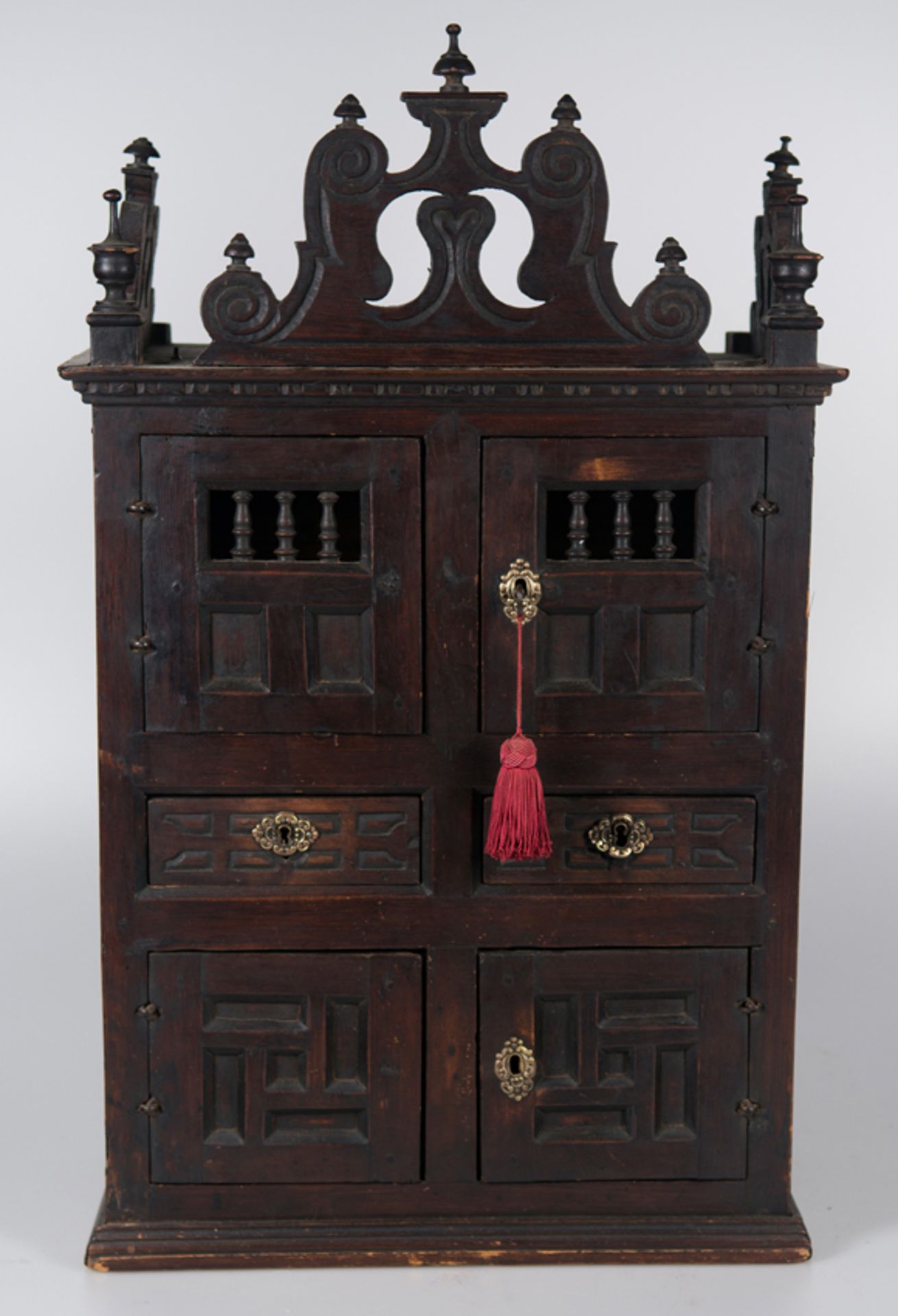 An spanish carved cedar and pine wooden cupboard with bronze fittings. 18th century. - Bild 2 aus 4