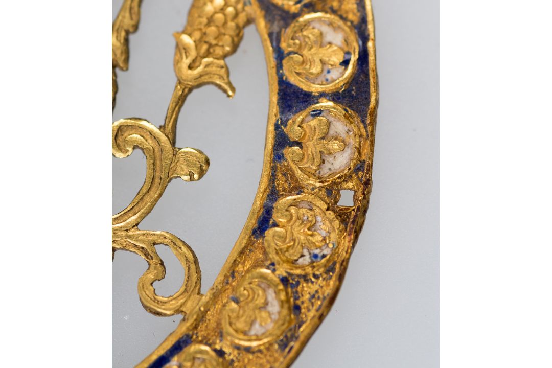 Four medallions in openwork gold and enamel. Possibly Byzantium. 10th - 15th centuries. - Bild 10 aus 17