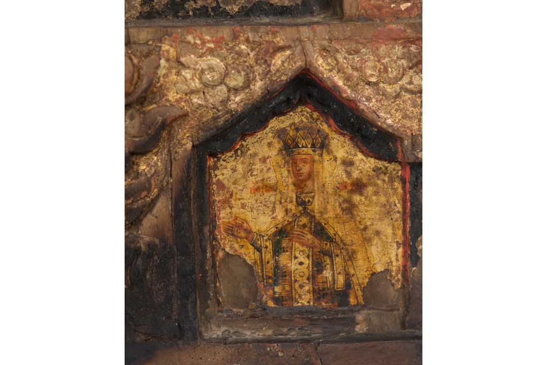 Carved, gilded, and polychromed wooden icon with gold background. Wallachia. 15th Century. - Bild 4 aus 15