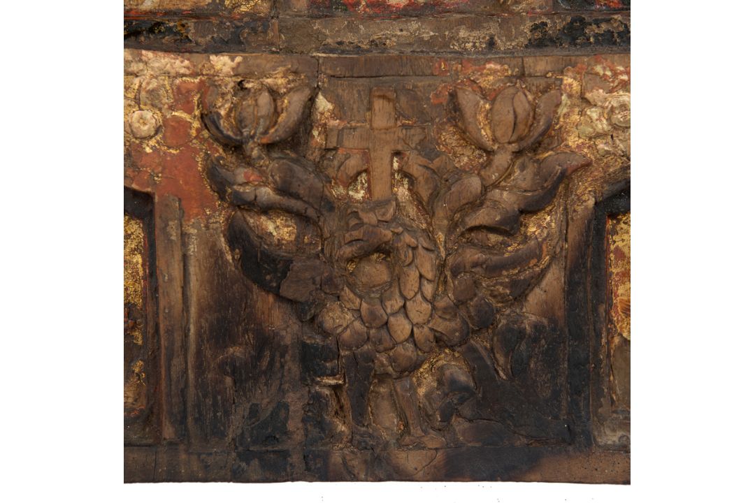 Carved, gilded, and polychromed wooden icon with gold background. Wallachia. 15th Century. - Bild 2 aus 15