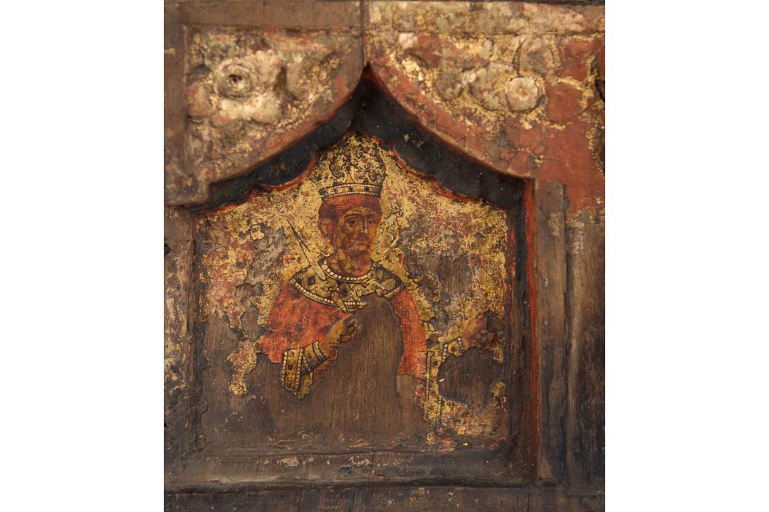 Carved, gilded, and polychromed wooden icon with gold background. Wallachia. 15th Century. - Bild 3 aus 15