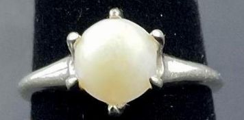 14K White Gold Ladie's Ring with Pearl
