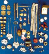 Jewellery etc., fountain pens (2, Otis and Sea Gems), chain mail handbag, 9ct gold initial and