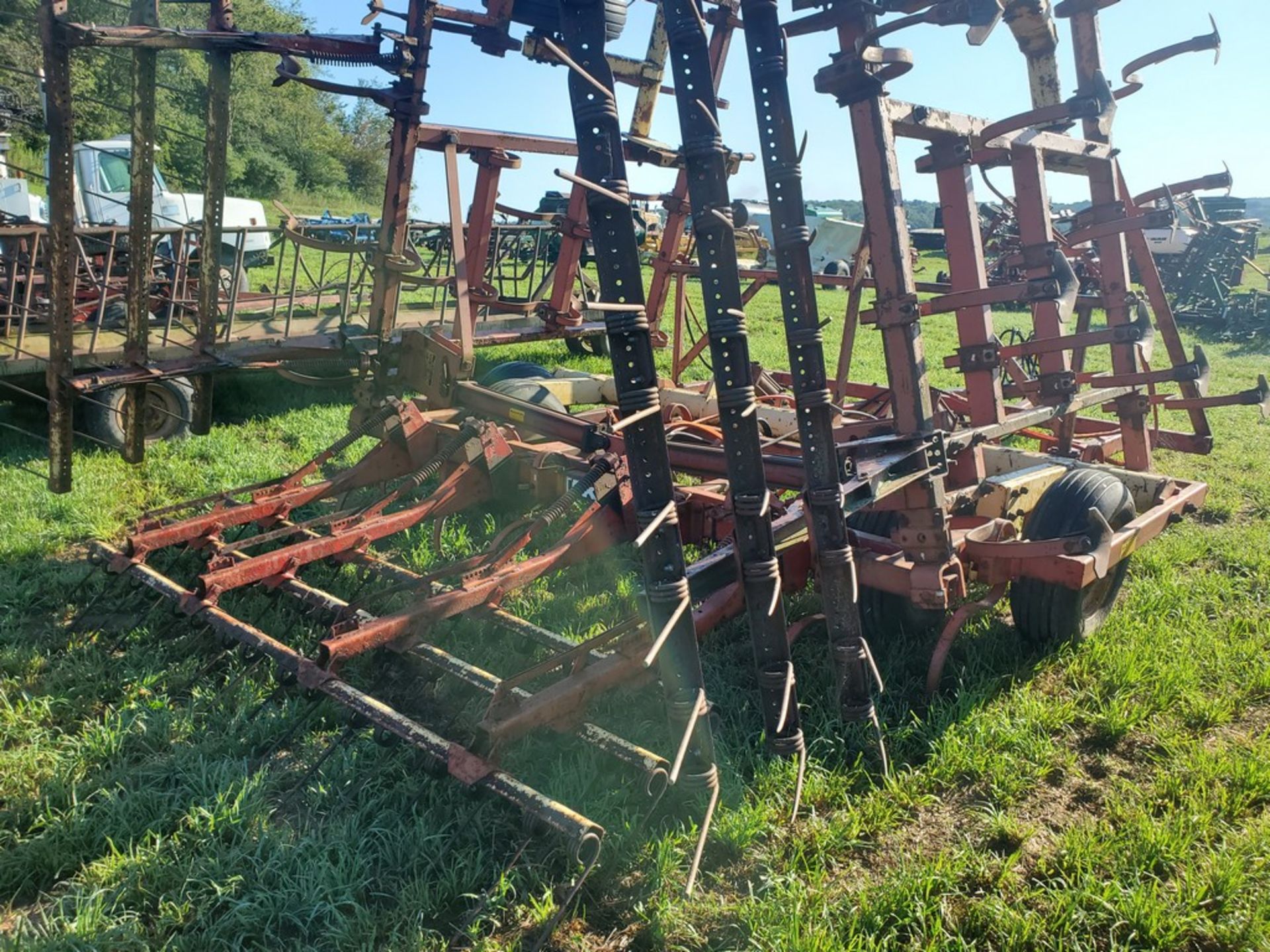 Krause 4100 Field Cultivator - 28ft, Hydraulic Fold, Hydraulic Transport, S-Tine, Clod Buster -- - Image 5 of 19