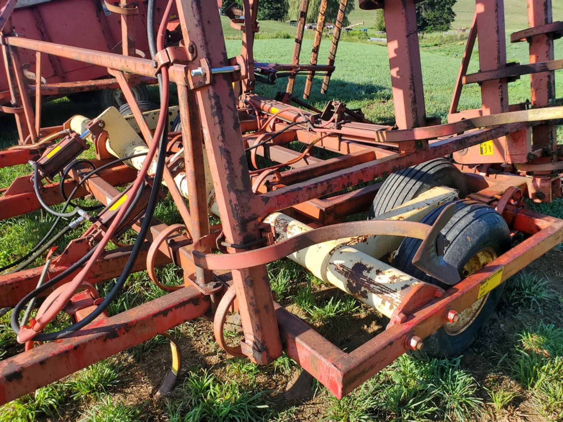Krause 4100 Field Cultivator - 28ft, Hydraulic Fold, Hydraulic Transport, S-Tine, Clod Buster -- - Image 12 of 19