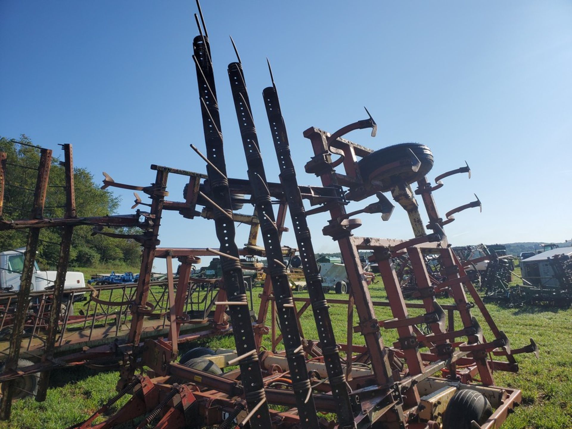 Krause 4100 Field Cultivator - 28ft, Hydraulic Fold, Hydraulic Transport, S-Tine, Clod Buster -- - Image 6 of 19