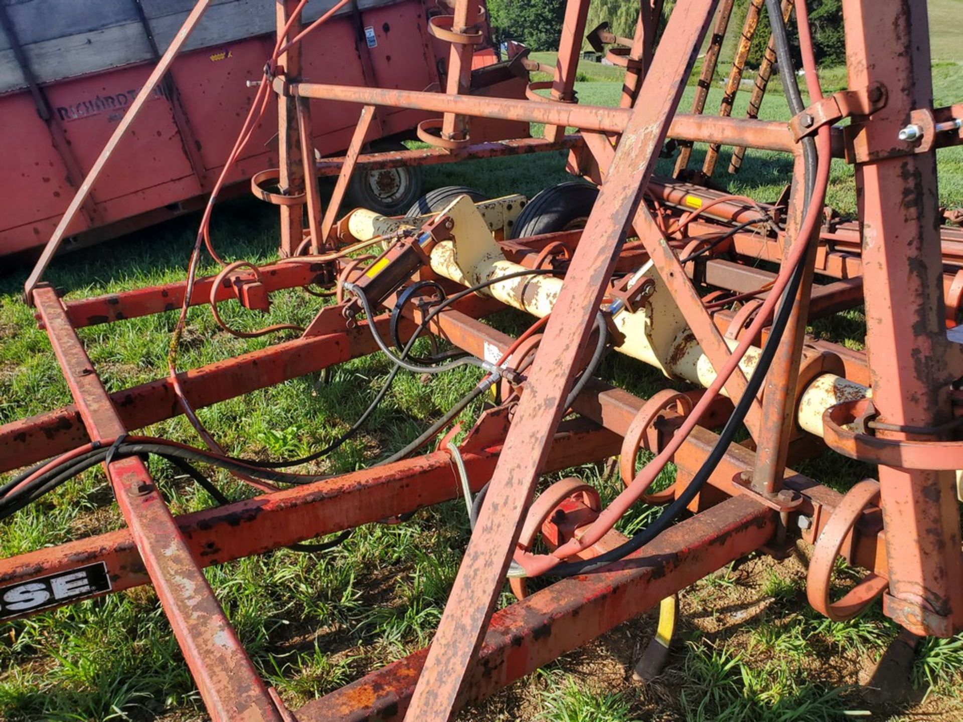 Krause 4100 Field Cultivator - 28ft, Hydraulic Fold, Hydraulic Transport, S-Tine, Clod Buster -- - Image 13 of 19