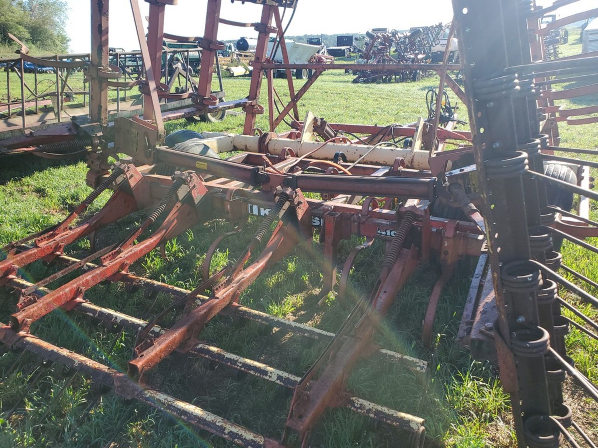 Krause 4100 Field Cultivator - 28ft, Hydraulic Fold, Hydraulic Transport, S-Tine, Clod Buster -- - Image 7 of 19
