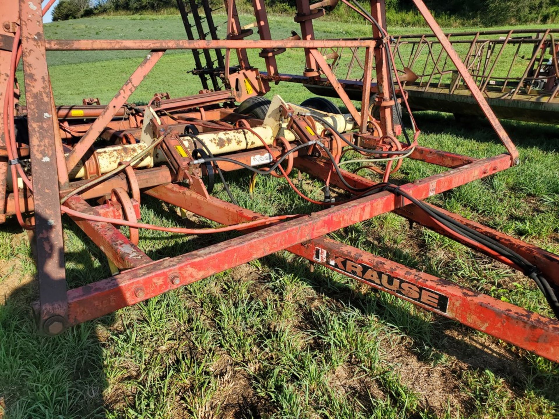 Krause 4100 Field Cultivator - 28ft, Hydraulic Fold, Hydraulic Transport, S-Tine, Clod Buster -- - Image 17 of 19