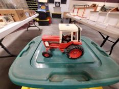 Toy Tractor International 1586 Cab Tractor