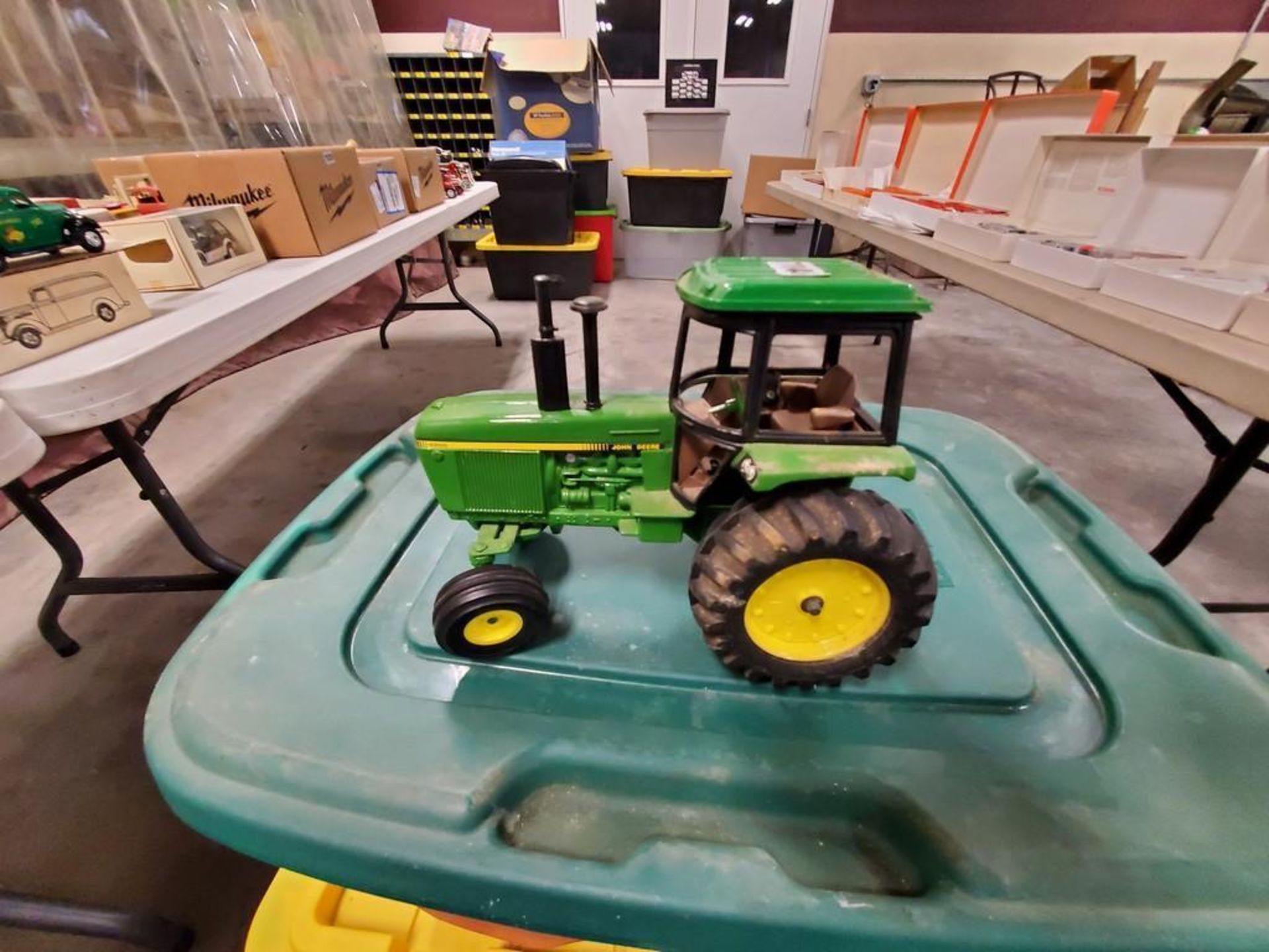 Toy Tractor John Deere 4255 Cab Tractor
