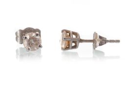 PAIR OF DIAMOND STUD EARRINGS,