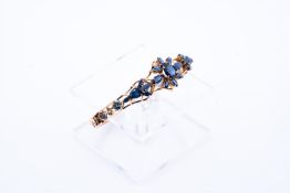 18kt Yellow gold rosette bracelet set with 31 blue sapphires. The bracelet has a sturdy and extra se