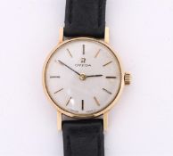 14 carat yellow gold Omega women's wristwatch, wind-up, set with a black leather strap.
Width approx